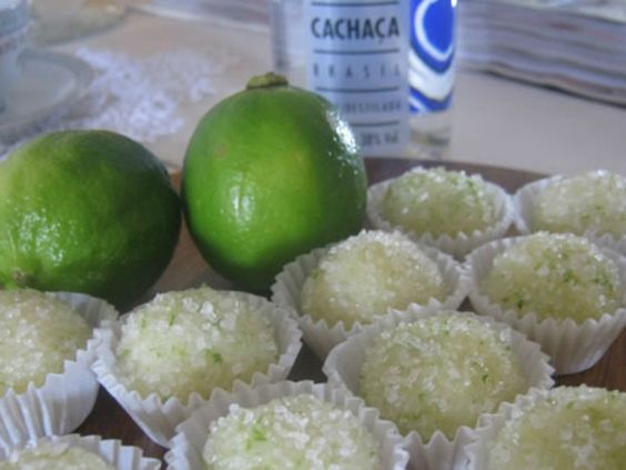 Brigadeiro de caipirinha leva cachaça e suco de limão (Foto: Reprodução)